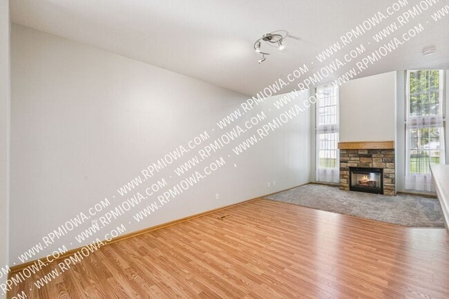 Building Photo - 513 E 4th St