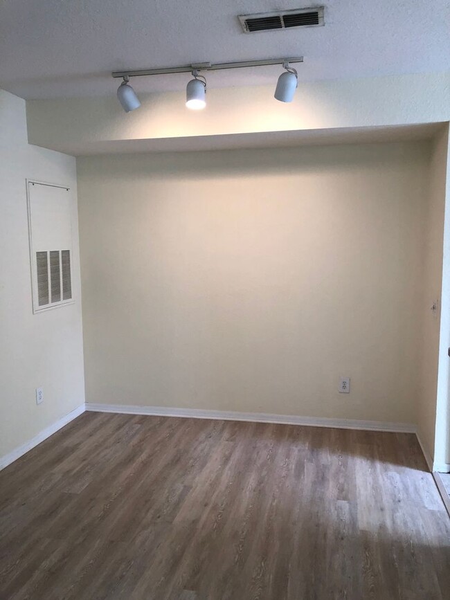 Building Photo - Bishops Court Condominium -  1 bedroom 1 b...