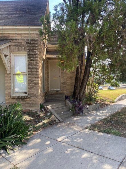 Building Photo - 3752 Bertrose St