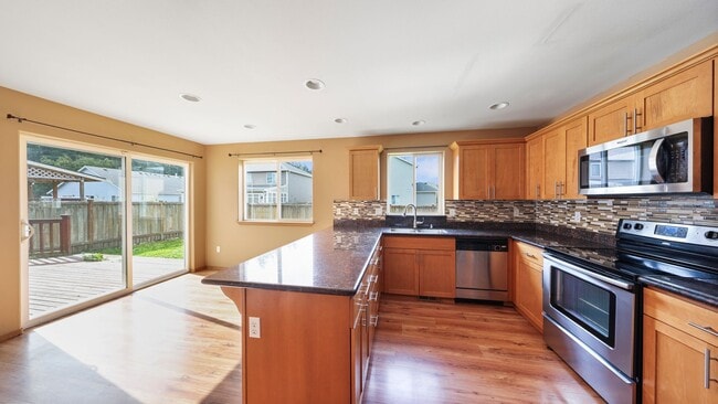 Building Photo - 3 Bed 2.5 Bath - 3 Car Garage - Groups -  ...