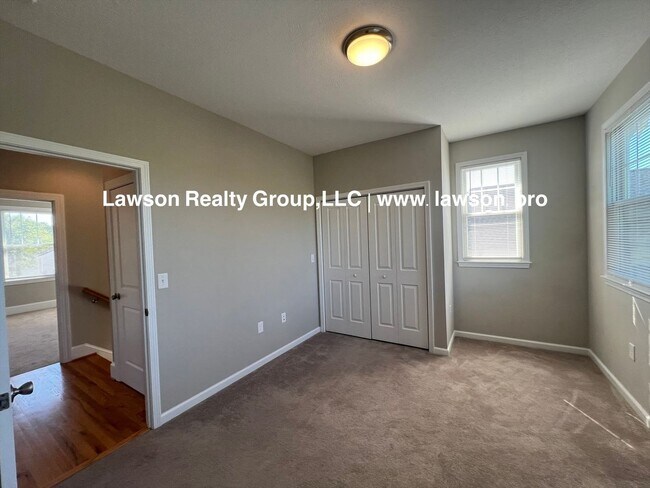 Building Photo - Upscale Three Bedroom in Colonial Green with Garage