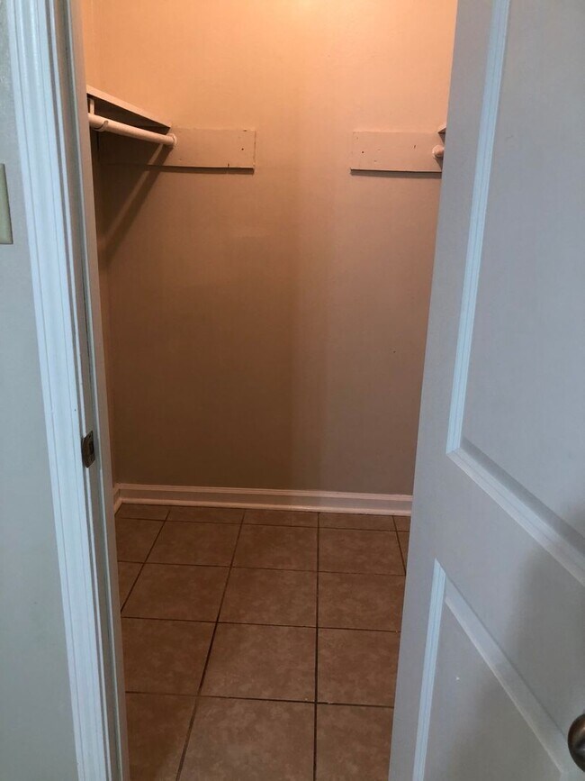 Building Photo - 14911 Central Woods Ave