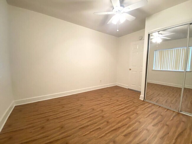 Building Photo - SDC T 1633-1639