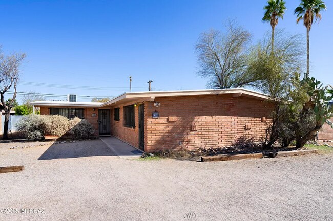 Building Photo - 803 E Holaway Dr