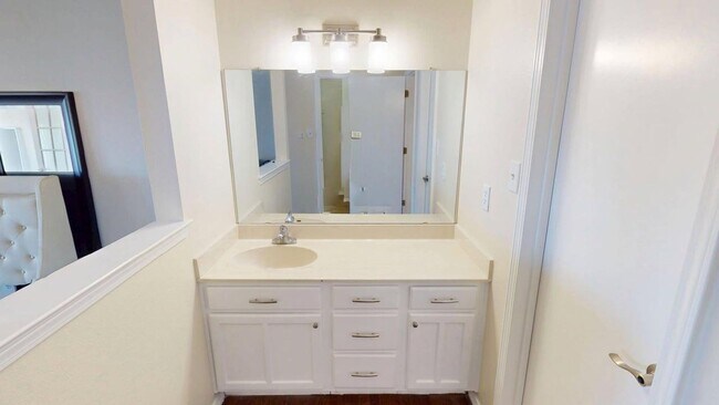 Building Photo - Large Centrally located townhome