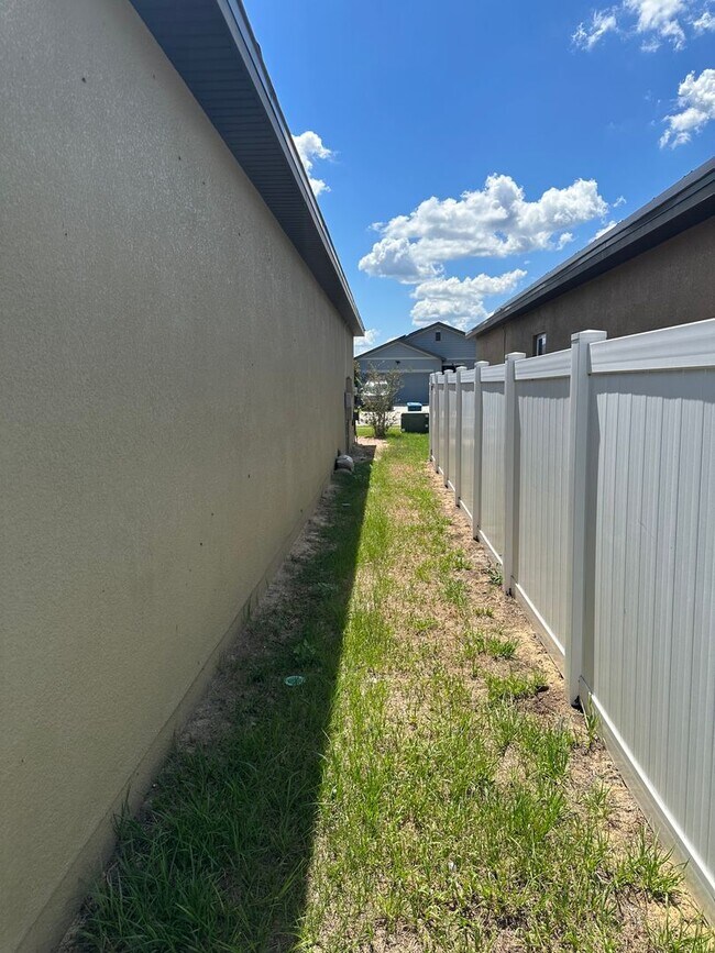 Building Photo - Private Back Yard! - 3 Bedroom 2 Bathroom ...