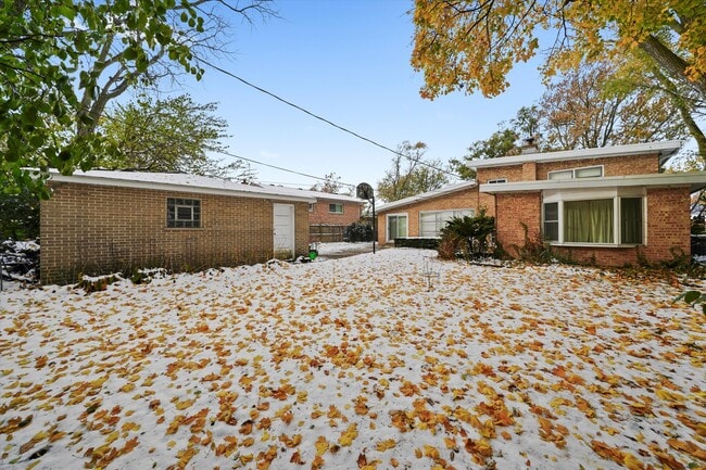 Building Photo - 400 Locust Rd