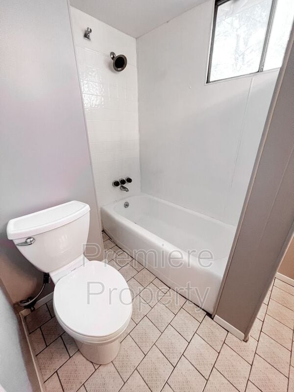 Building Photo - 5101 NE 58th St