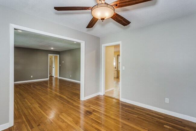 Building Photo - 4 bedroom home in Cordova Park
