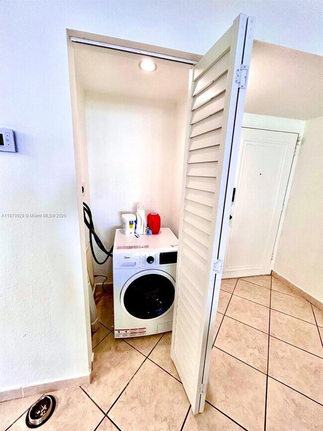 Building Photo - 3725 S Ocean Dr