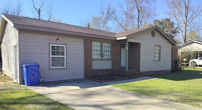 Building Photo - Just off Hope Mills