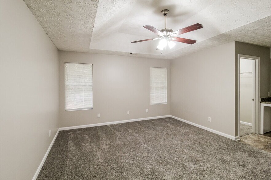Building Photo - 6165 Leverett Dr