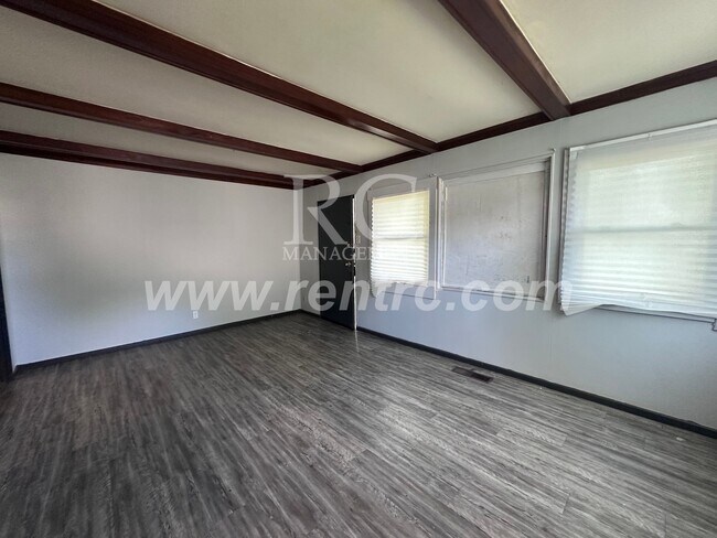 Building Photo - 605 Pixley-