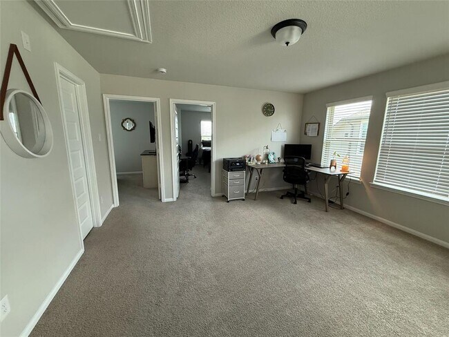 Building Photo - 5621 Hyde Park Dr