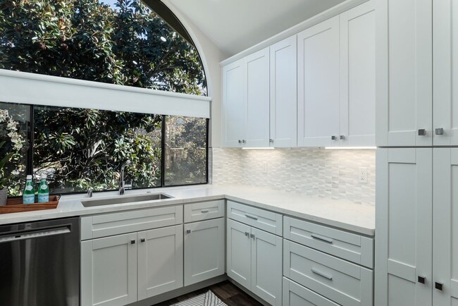 Building Photo - Impeccably remodeled unit-don't miss this ...