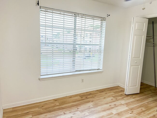 Building Photo - MOVE IN NOW!! Water included! Spacious 3 x2 on 2nd floor with screened in porch!! All tile floors!!