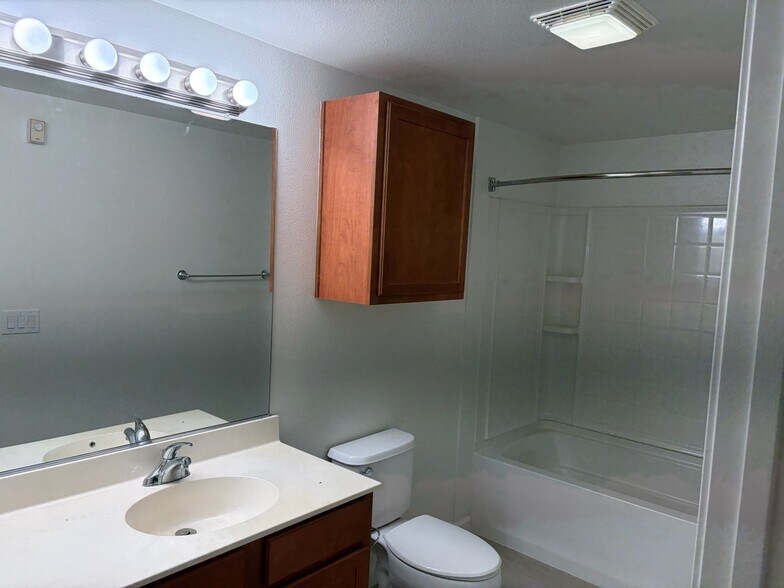 Building Photo - 5350 Dunlay Dr