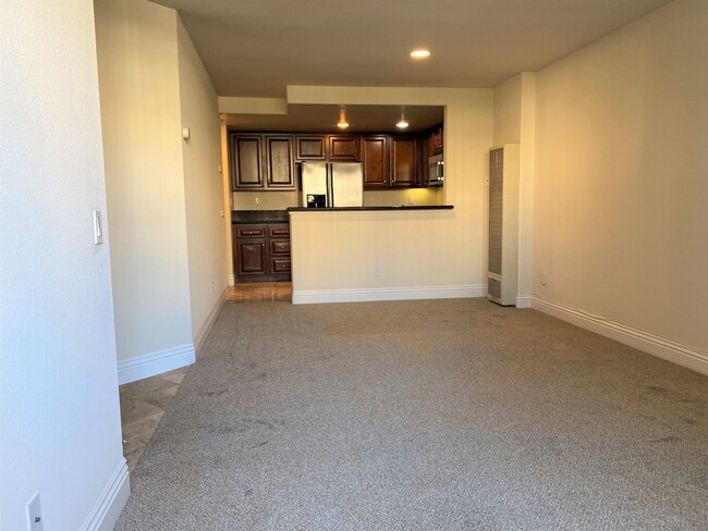 Building Photo - Fantastic Centrally Located Condo