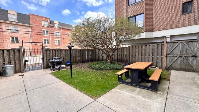 Building Photo - 835 Judson Ave