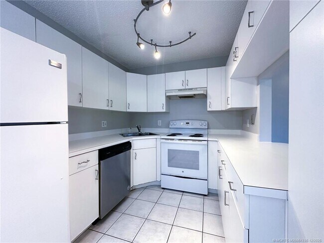 Building Photo - 1965 SW Silver Pine Way