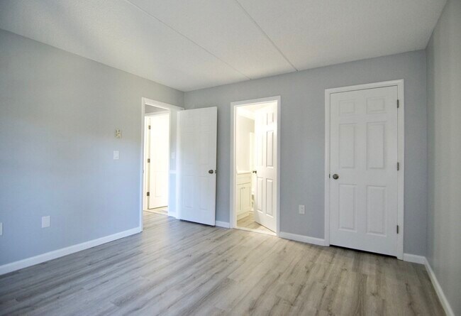 Building Photo - 22 Maple Crest Cir