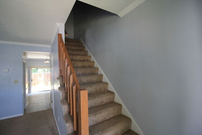 Building Photo - 2 Bedroom 2 Bath Townhome