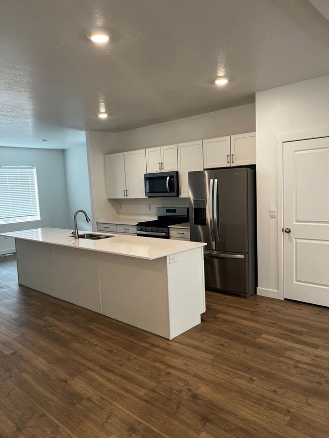 Building Photo - Beautiful Row End Townhouse