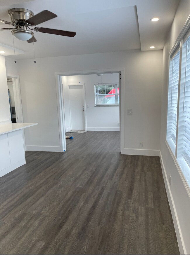 Building Photo - 1100 NE 9th Ave