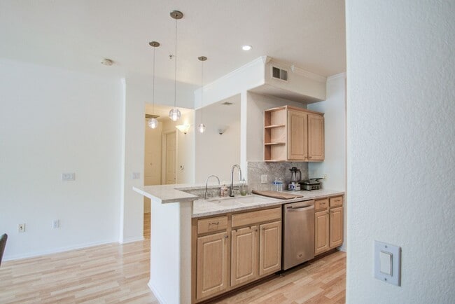 Building Photo - ASU Stay at Regatta Pointe!