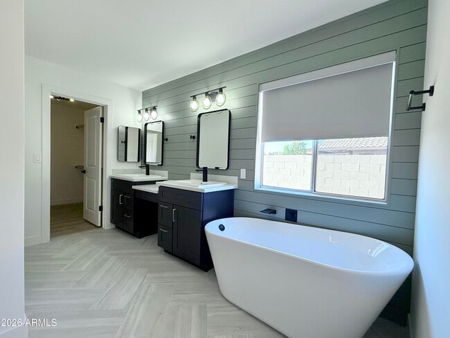 Building Photo - 6891 W Via Del Sol Dr