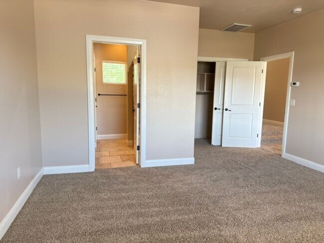 Building Photo - Gorgeous 6 Bedroom Home in Washington!