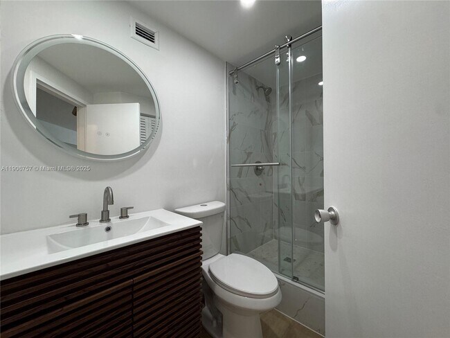 Building Photo - 825 Brickell Bay Dr