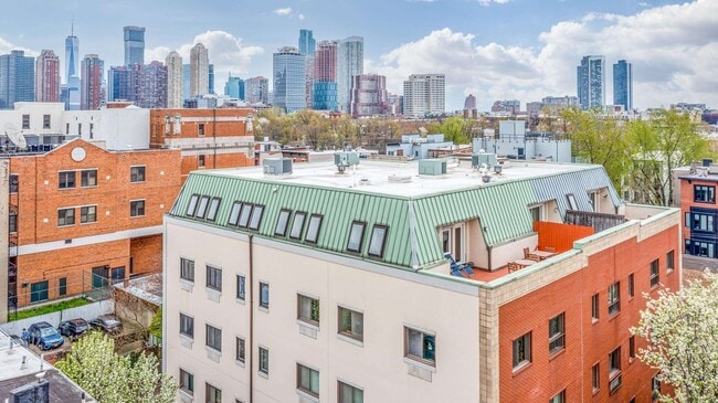 Building Photo - 476 Monmouth St