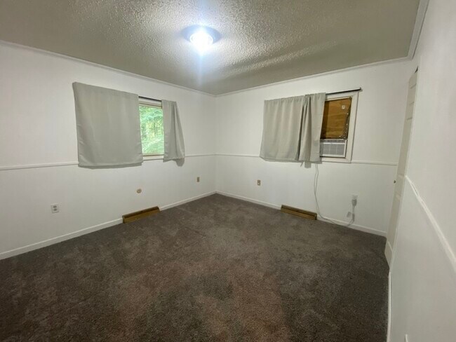 Building Photo - Secluded 4 bedrooms 3 baths with 2 car garage and fenced in yard in the town of Rutland for rent!