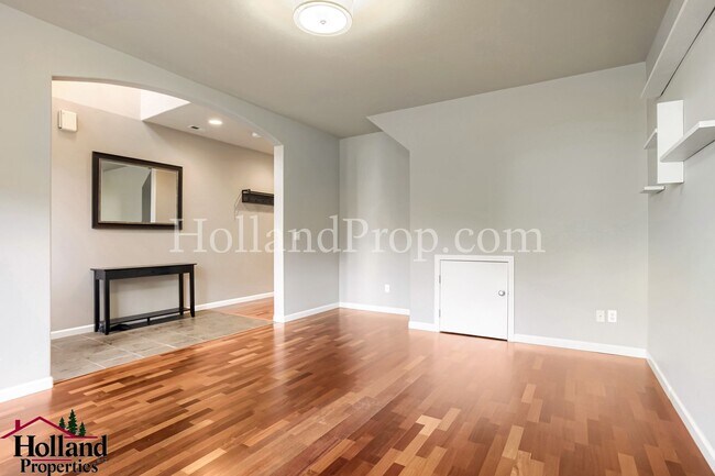 Building Photo - Modern Comfort Meets Prime Beaverton Living, NOW WITH NEW PRICE $3,150!