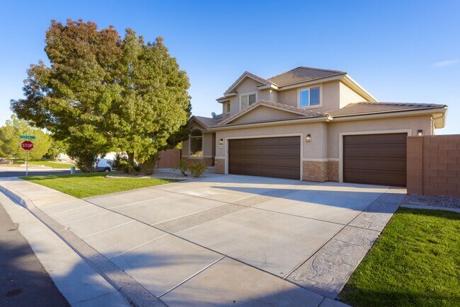 Building Photo - Darling home in desirable Little Valley with a PRIVATE POOL!