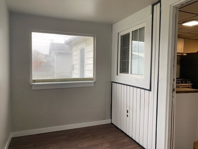 Building Photo - 1220 E 2nd St