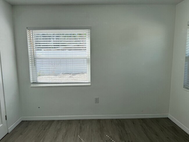 Building Photo - 2 Bedroom 1 Bath Home with Den/Office