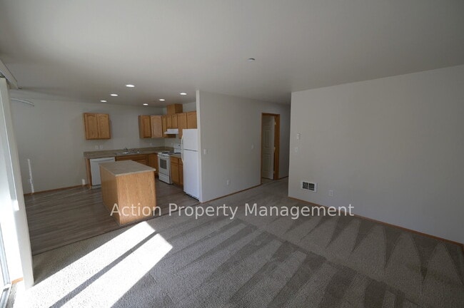 Building Photo - 2 bed 1 bath apartment in Port Angeles, close to Peninsula College and the Olympic National Par