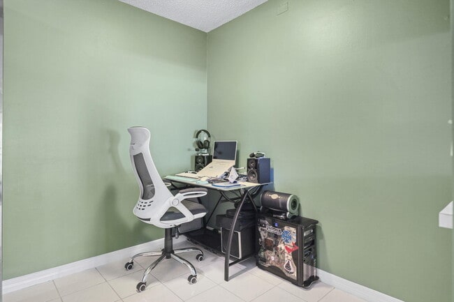 Building Photo - 2025 SW Silver Pine Way