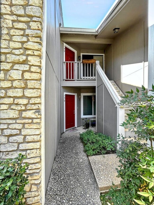 Building Photo - Charming 2-Bedroom Condo with Modern Ameni...
