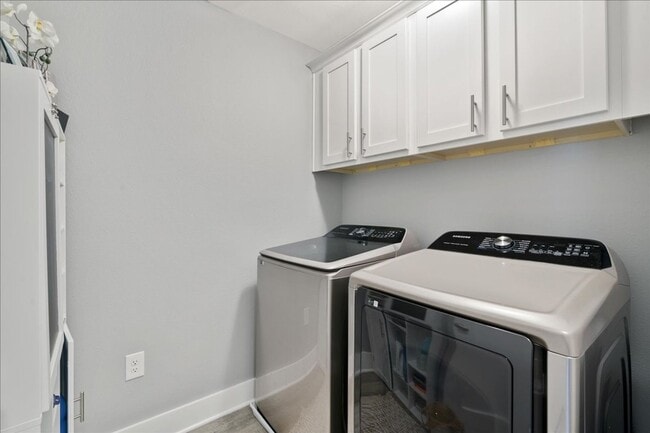 Building Photo - Stunning Tuscany Village Townhouse!