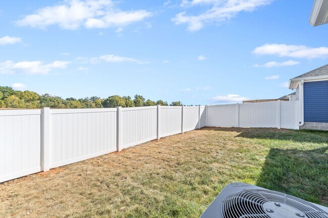 Building Photo - Fenced in Back Yard!!