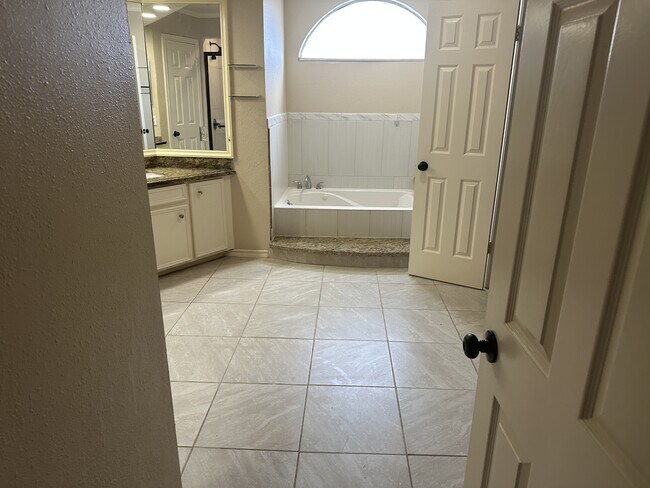 Building Photo - 1172 Westmeadow Dr