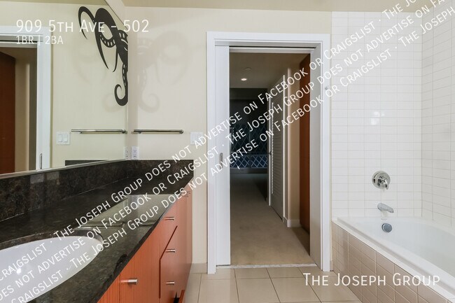 Building Photo - 909 5th Ave