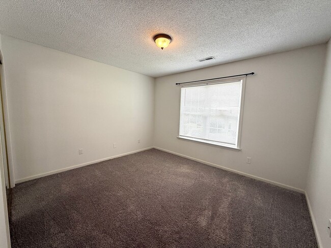 Building Photo - RENT SPECIAL! Updated Holten Place, top fl...