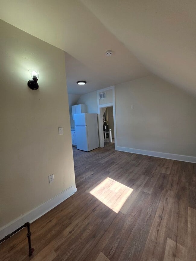 Building Photo - 210 S Maple Ave