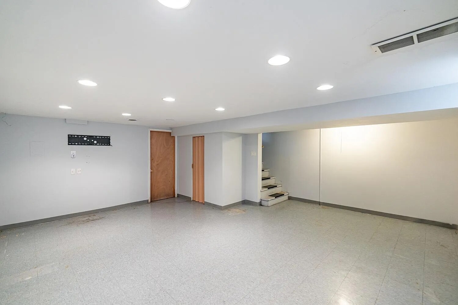 Building Photo - 9543 Sumac Rd