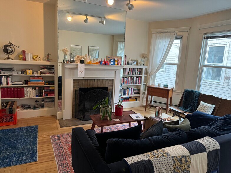Living room with working fireplace - 188 Lawrence St
