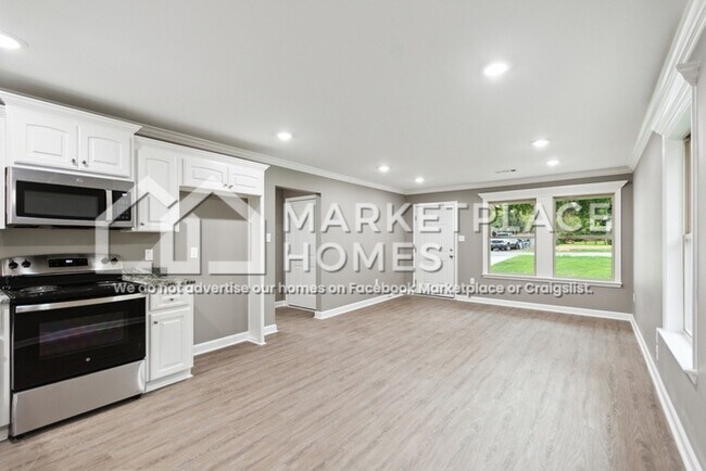 Building Photo - 814 W 21st St